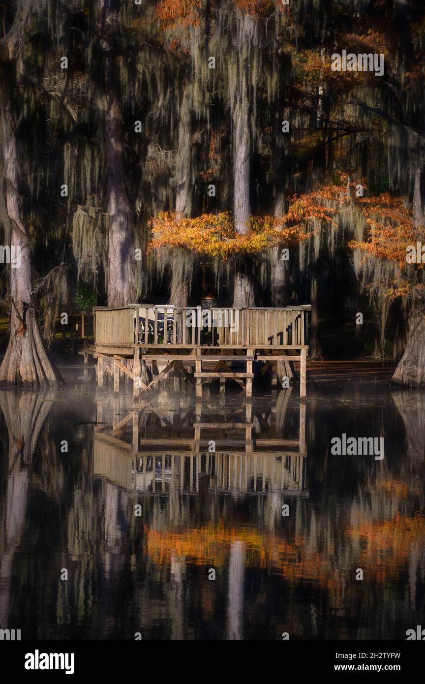 Bellissimo autunno. Struttura in legno con cipresso calvo sulla palude e riflessione al lago Caddo, Texas Foto Stock