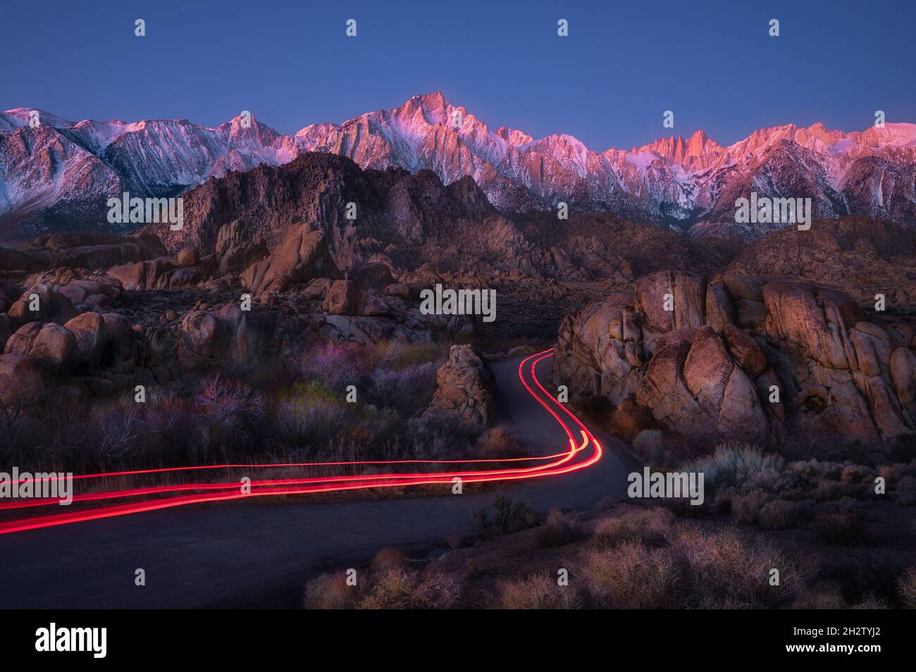 Percorsi colorati di luce strada panoramica con il bel bagliore di alpen toccato il picco di Lone Pine di Alabama Hills, California Foto Stock