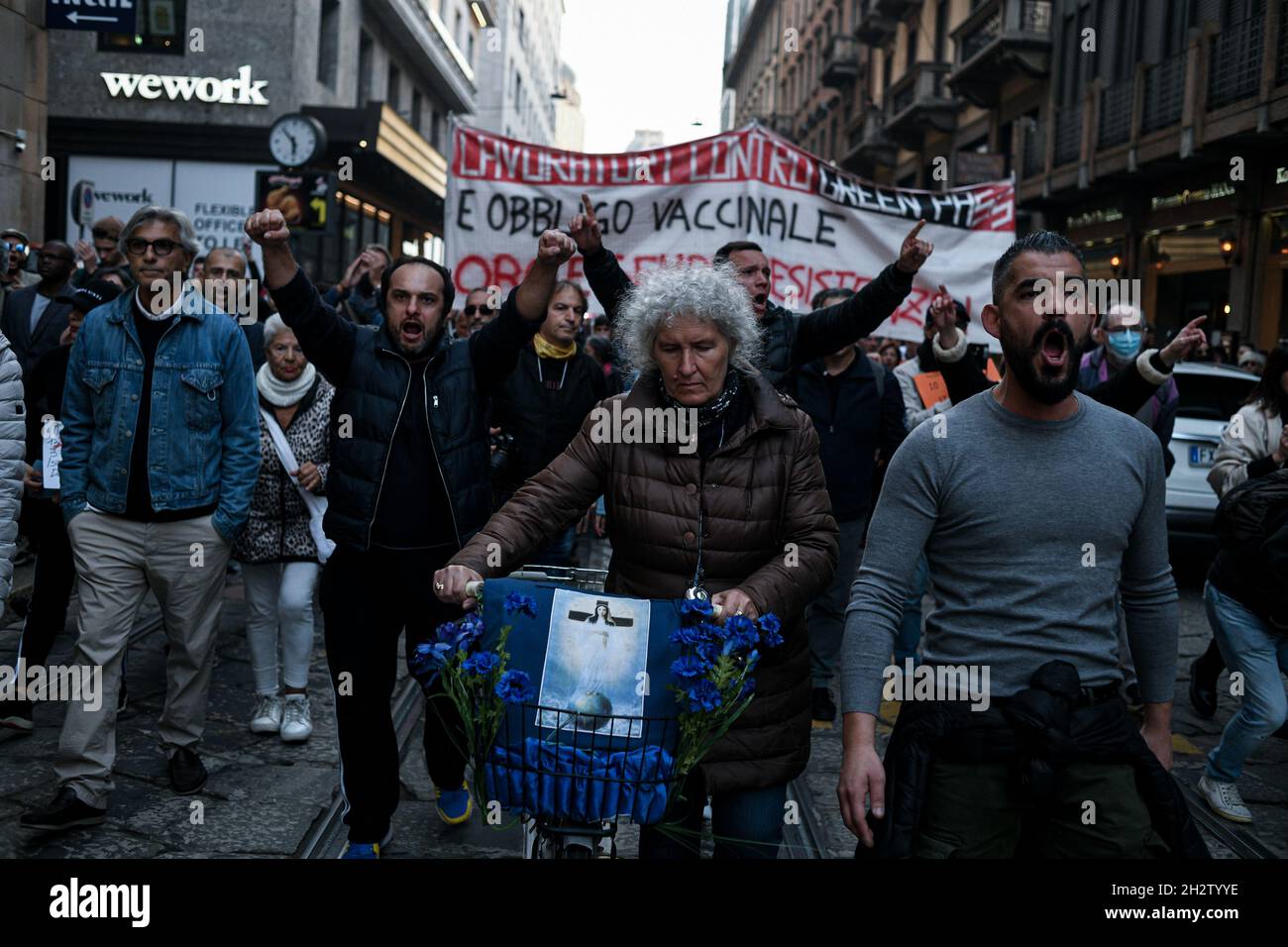 Milano, Italia - 23 ottobre 2021: La gente si riunisce e chanta per protestare contro il Green Pass, obbligatorio per tutti i lavoratori pubblici e privati Foto Stock