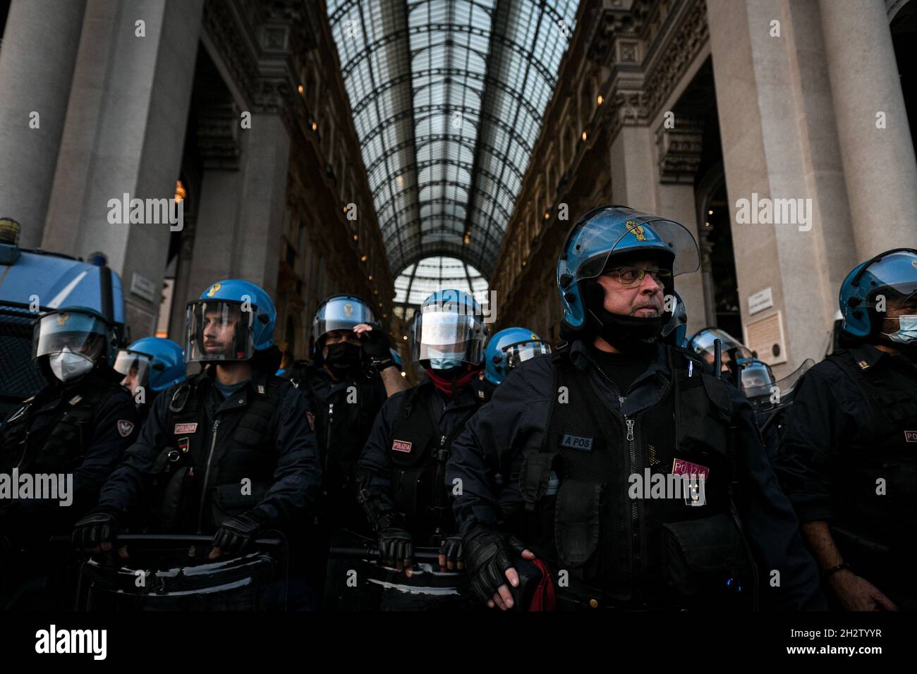 Milano, Italia - 23 ottobre 2021: I poliziotti stanno in guardia Galleria Vittorio Emanuele II mentre le persone si riuniscono per protestare contro il Green Pass, obbligatorio per tutti gli operatori pubblici e privati Foto Stock