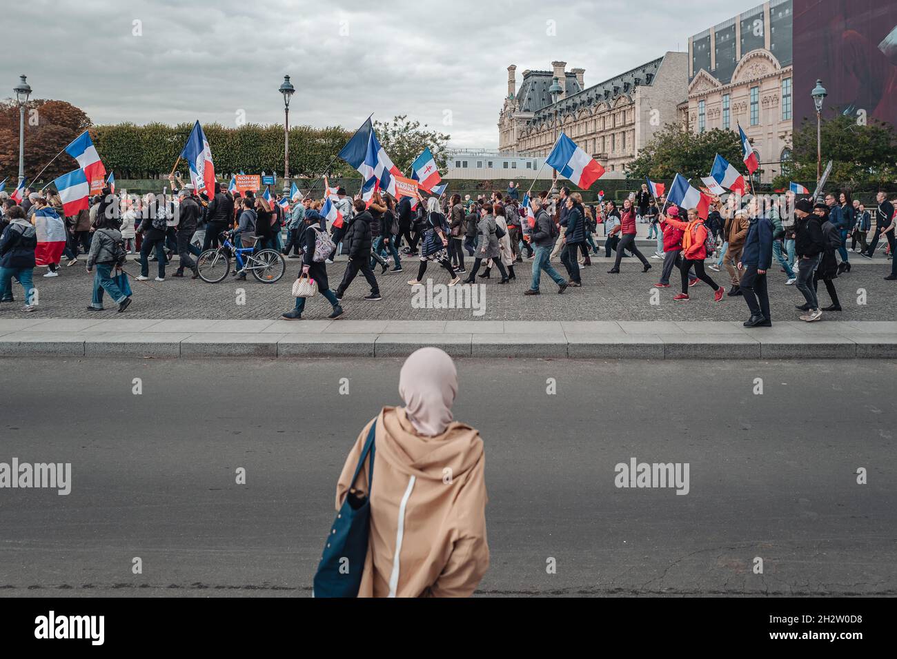 Parigi, Francia - 23 ottobre 2021: Marcia di proteste contro la tessera sanitaria del Covid-19 Foto Stock