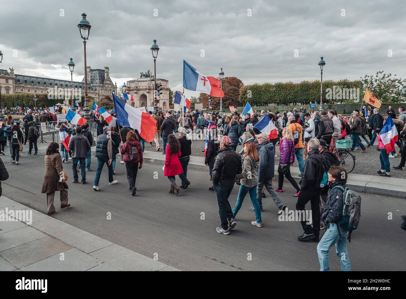 Parigi, Francia - 23 ottobre 2021: Marcia di proteste contro la tessera sanitaria del Covid-19 Foto Stock