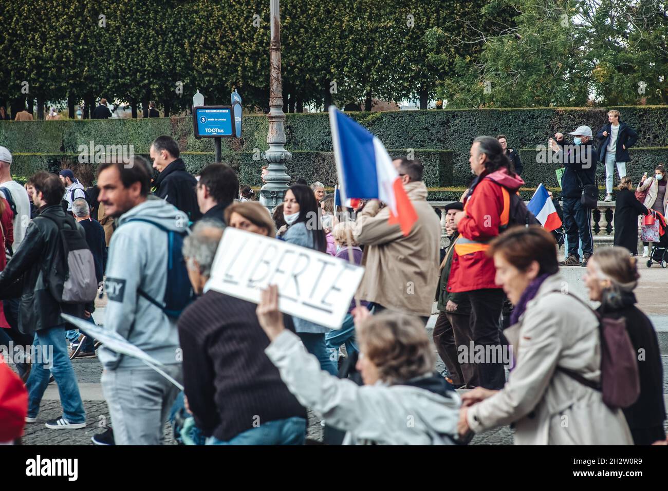 Parigi, Francia - 23 ottobre 2021: Marcia di proteste contro la tessera sanitaria del Covid-19 Foto Stock