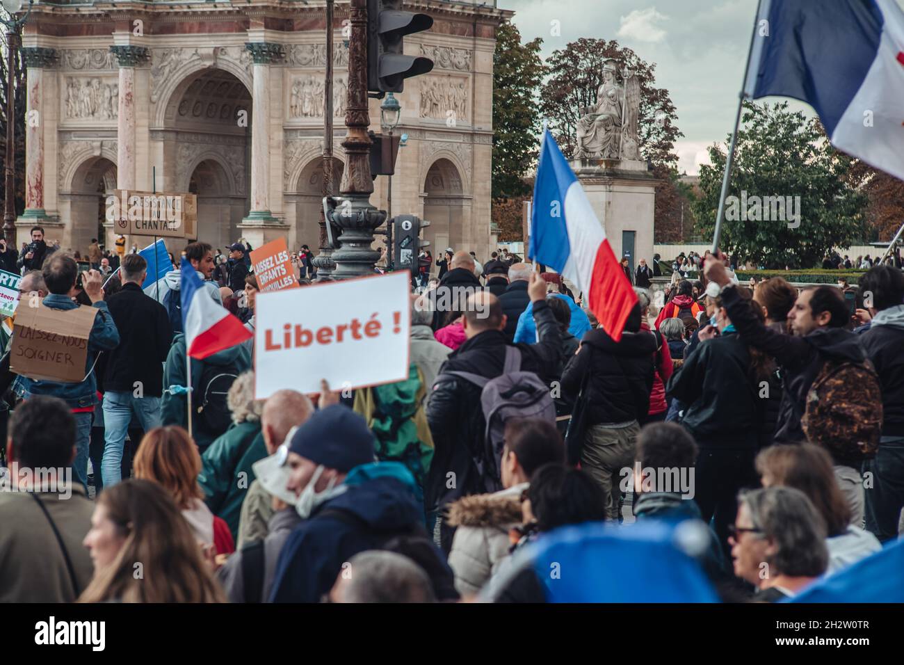 Parigi, Francia - 23 ottobre 2021: Marcia di proteste contro la tessera sanitaria del Covid-19 Foto Stock