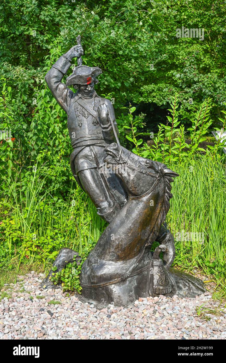 Skulptur 'am Zopf aus dem Sumpf ziehen', Lügenbaron Freiherr von Münchhausen, Münchhausenstadt Bodenwerder, Niedersachsen, Deutschland Foto Stock