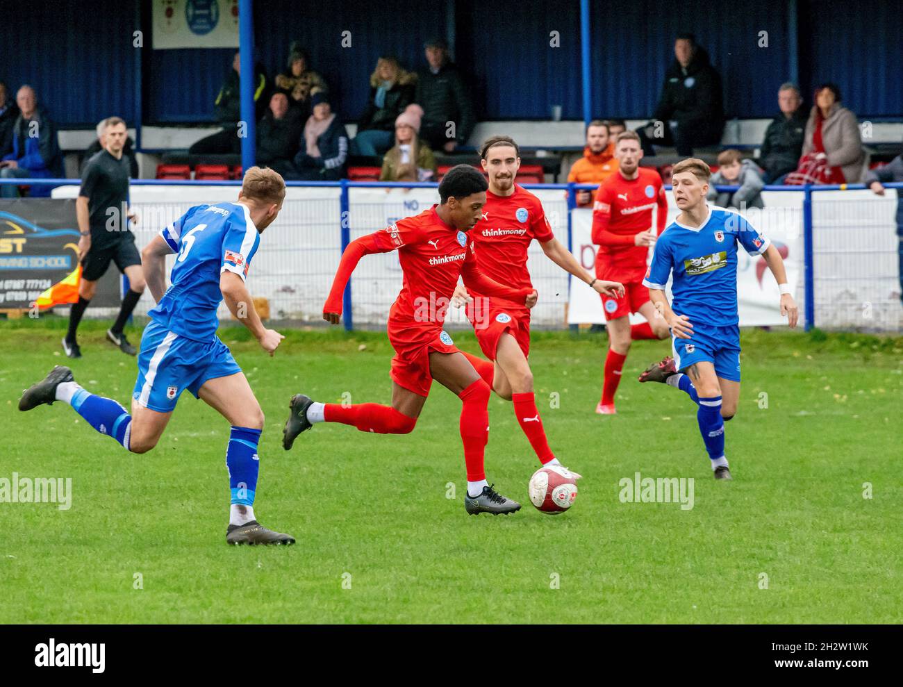 23 ottobre 2021 - la Warrington Rylands 1906 FC si è recata al Glossop North End per una partita di calcio di mezza stagione della stagione 2021-2022 Foto Stock