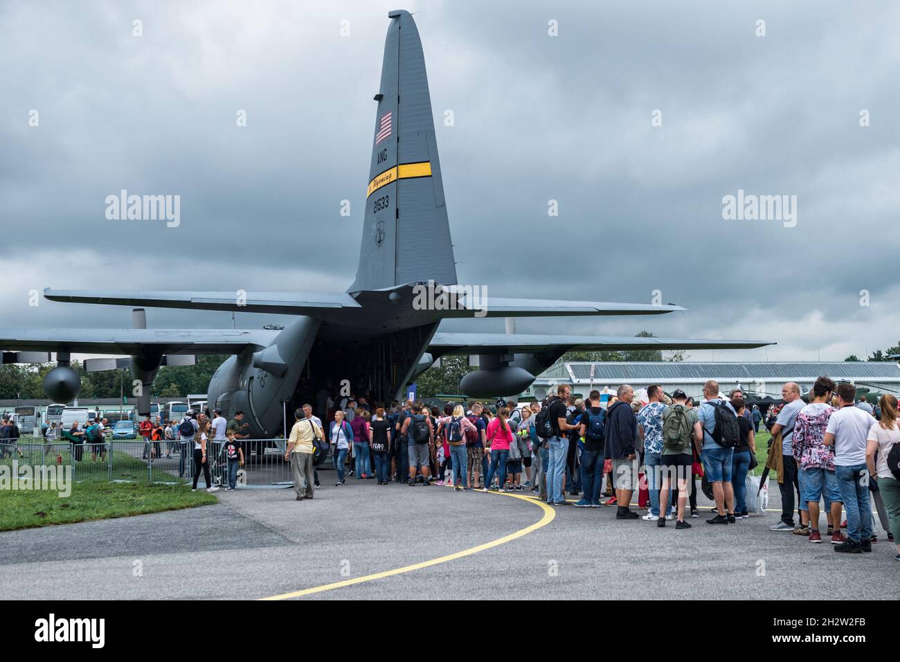 Radom, Polonia - 25 agosto 2018: Radom Air Show - folla in coda per entrare in C-130 Hercules (92-1533) Foto Stock