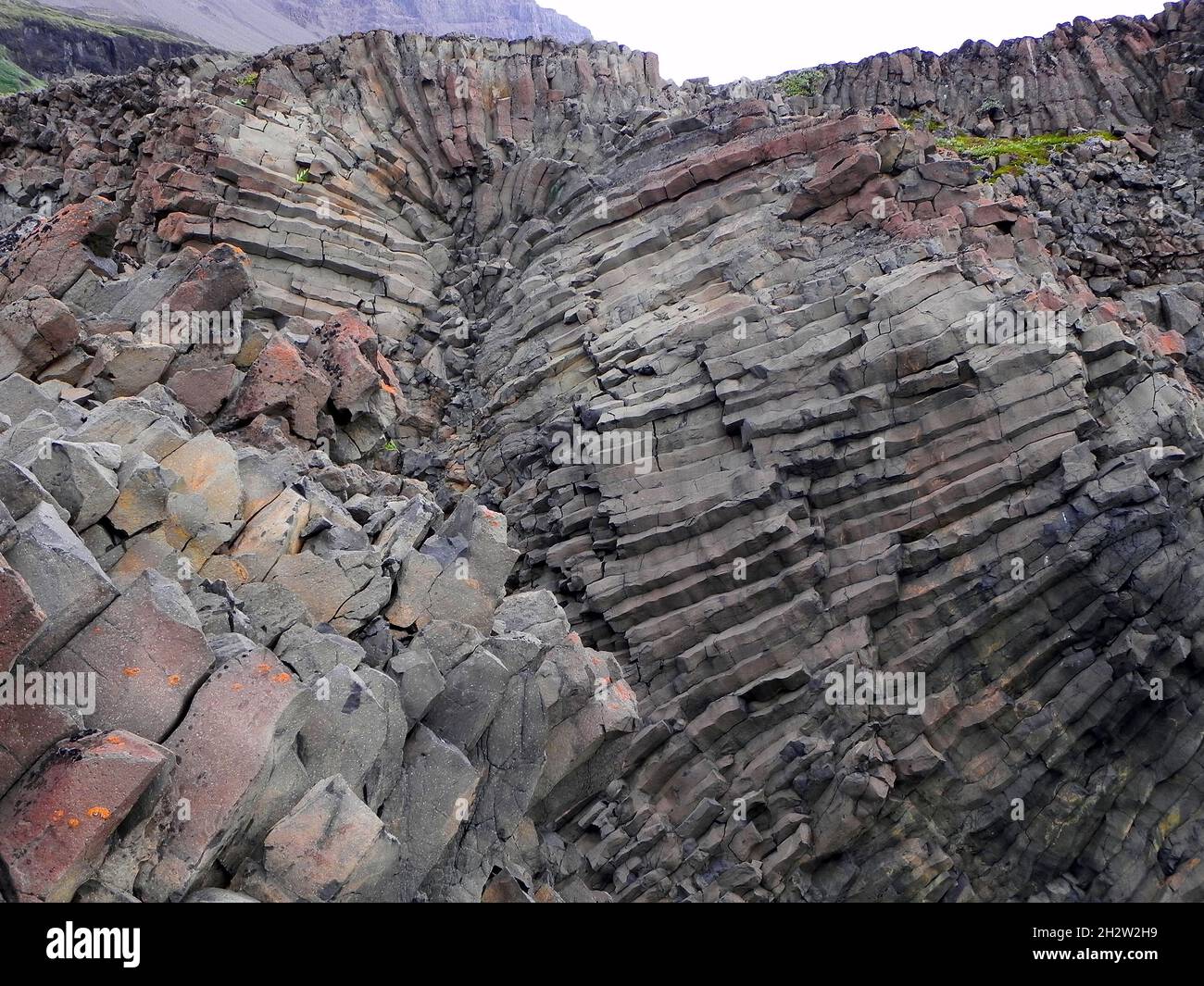 Grandi rocce basaltiche nel paesaggio vulcanico in Groenlandia Foto Stock