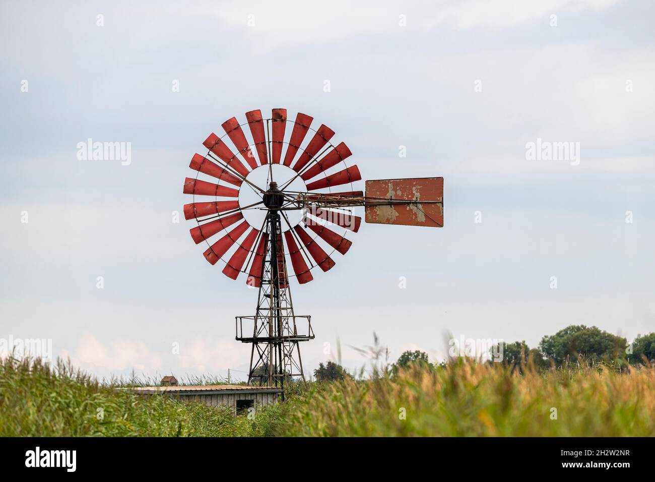vecchio mulino a vento per energie rinnovabili Foto Stock