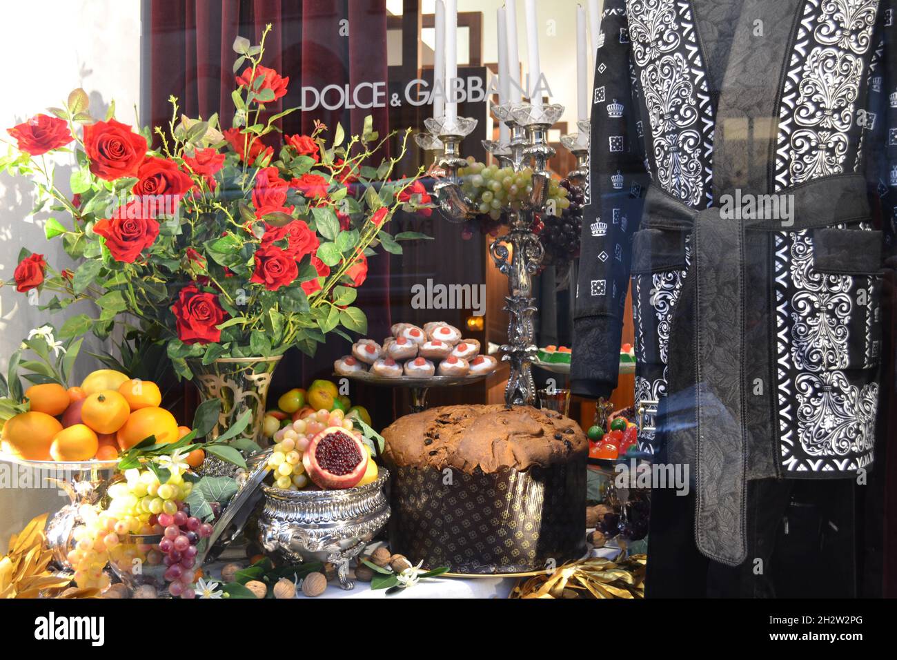 Milano, Italia - 16 dicembre 2019: Bella vetrina decorazione della Dolce & Gabbana Boutique a Milano con mazzo di rose rosse, Pasticceria Siciliana. Foto Stock