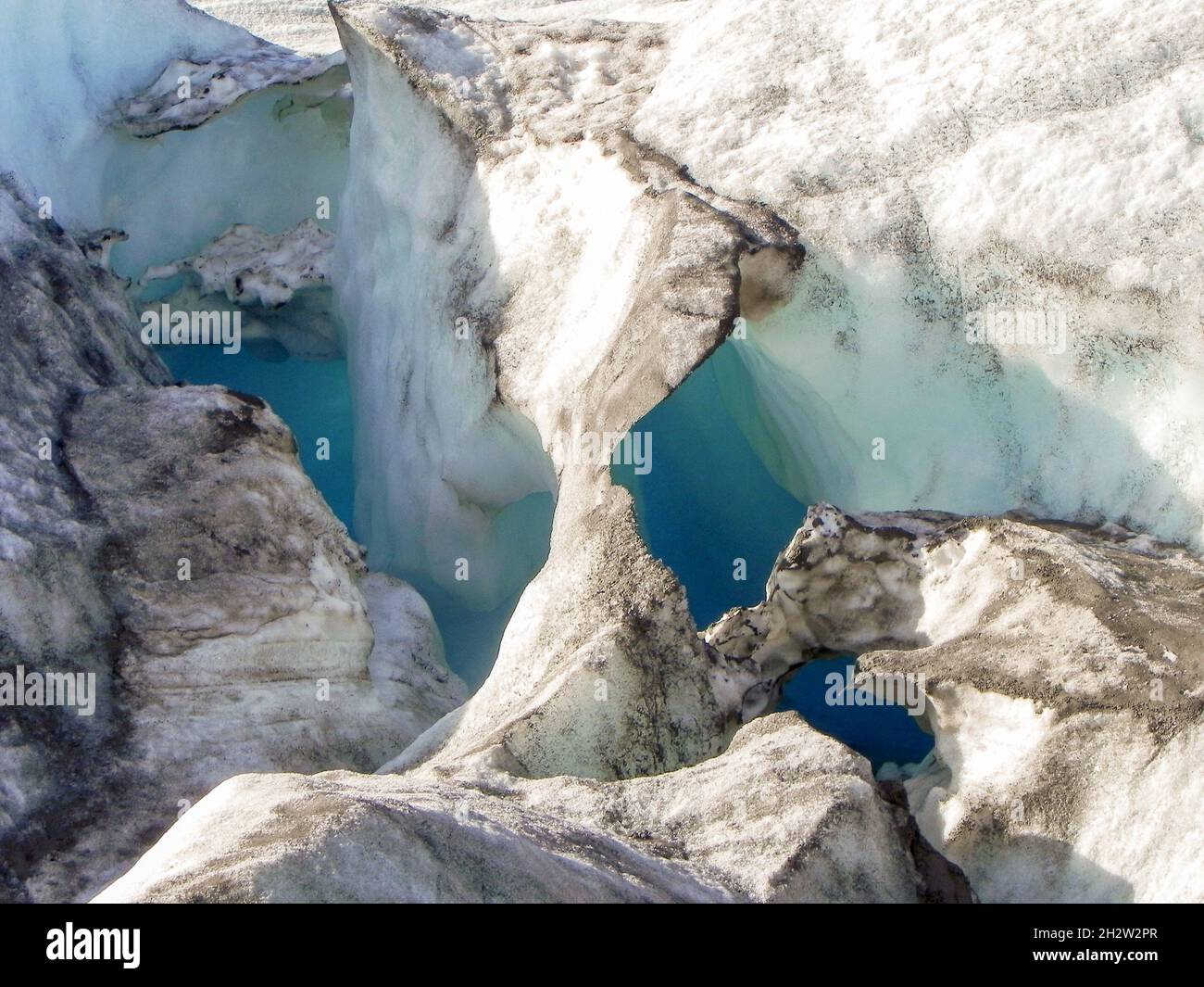 Crevasse blu profondo in scudo di ghiaccio Groenlandia Foto Stock