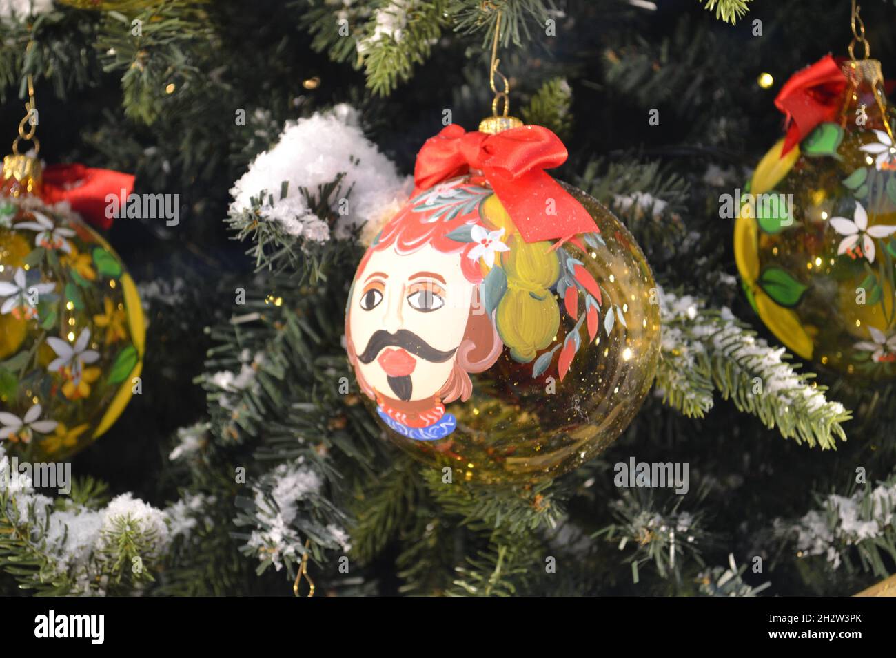 Milano, Italia - 16 dicembre 2019: Bella vetrina decorazione della Dolce & Gabbana Boutique con albero di Natale decorato con sfere di vetro. Foto Stock
