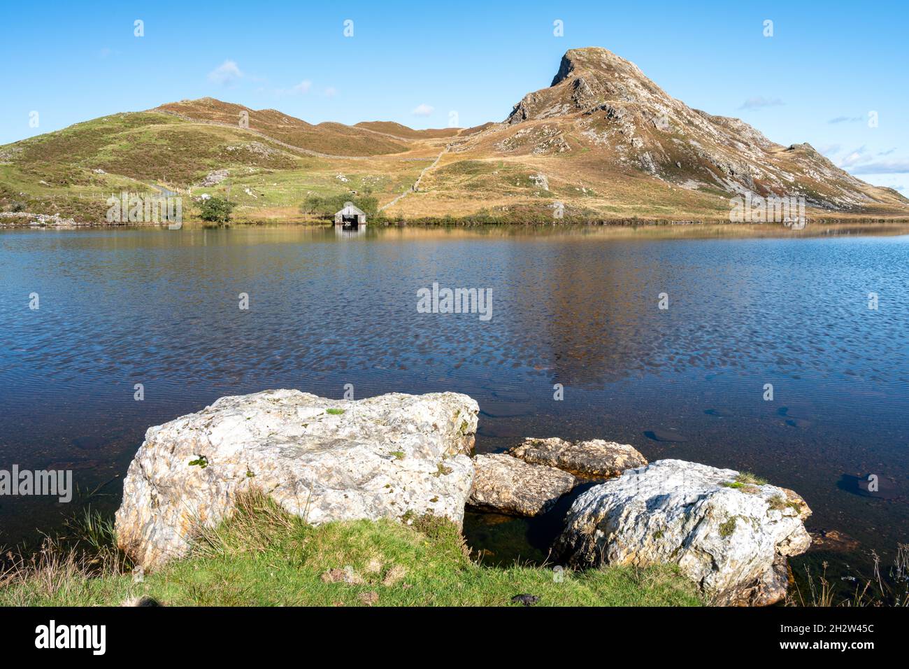 La montagna di Cefn-hir e il lago di Cregennan durante l'autunno nel Parco Nazionale di Snowdonia, Dolgellau, Galles, Regno Unito. Foto Stock