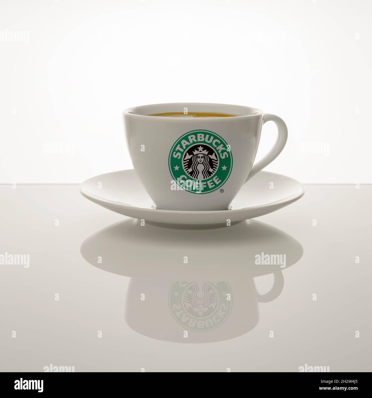 Un drink mattutino fragrante. Tazza di caffè allo Starbucks. Russia, San Peterburg. 10/23/2021 12:24 PM. Starbucks è una catena di caffetterie negli Stati Uniti e in America Foto Stock