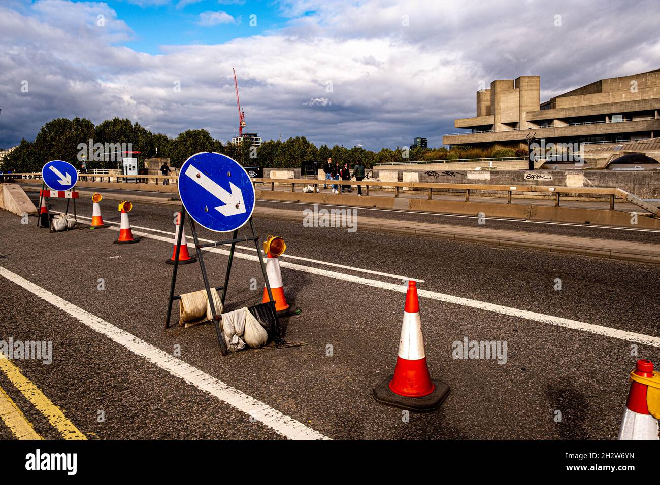 Chiusure di corsia e riparazioni stradali Waterloo Bridge Londra Inghilterra Regno Unito senza traffico o persone Foto Stock