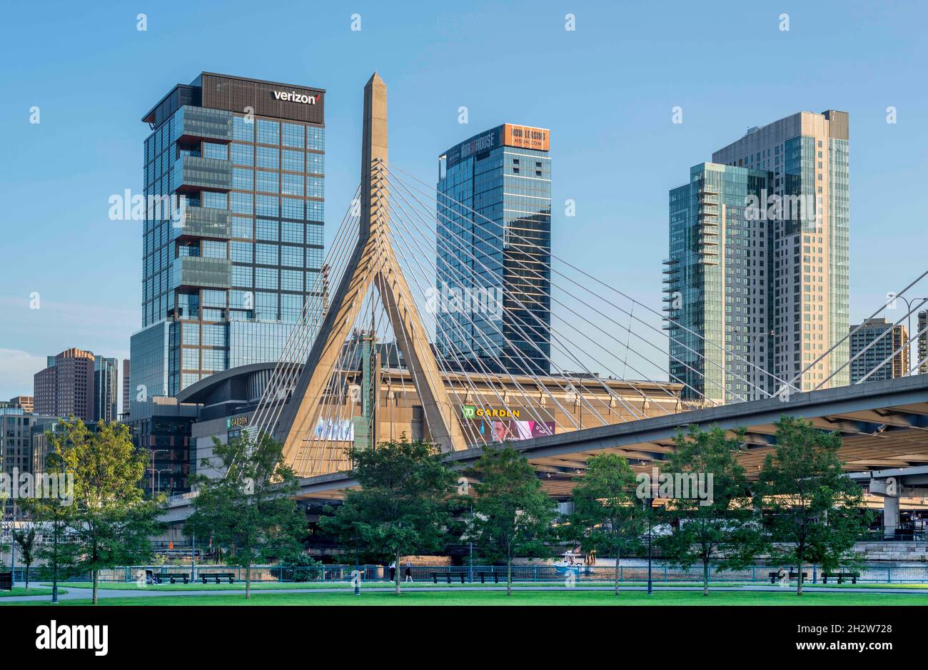 Vista del Leonard Zakim Memorial Bridge e dello skyline di Boston dal lato di Charlestown nello stato del Massachusetts. Foto Stock