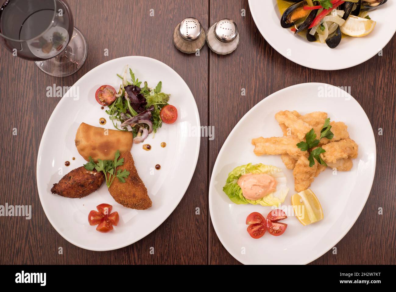 Sheffield, Regno Unito – 12 dicembre 2017 – piatti portoghesi di pesce, antipasti di cozze, seppie martellite e impanati a Na Pedra Foto Stock