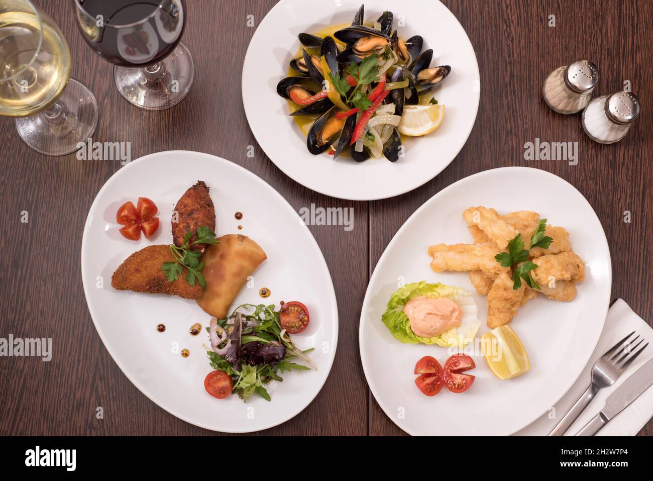 Sheffield, Regno Unito – 12 dicembre 2017 – piatti portoghesi di pesce, antipasti di cozze, seppie martellite e impanati a Na Pedra Foto Stock