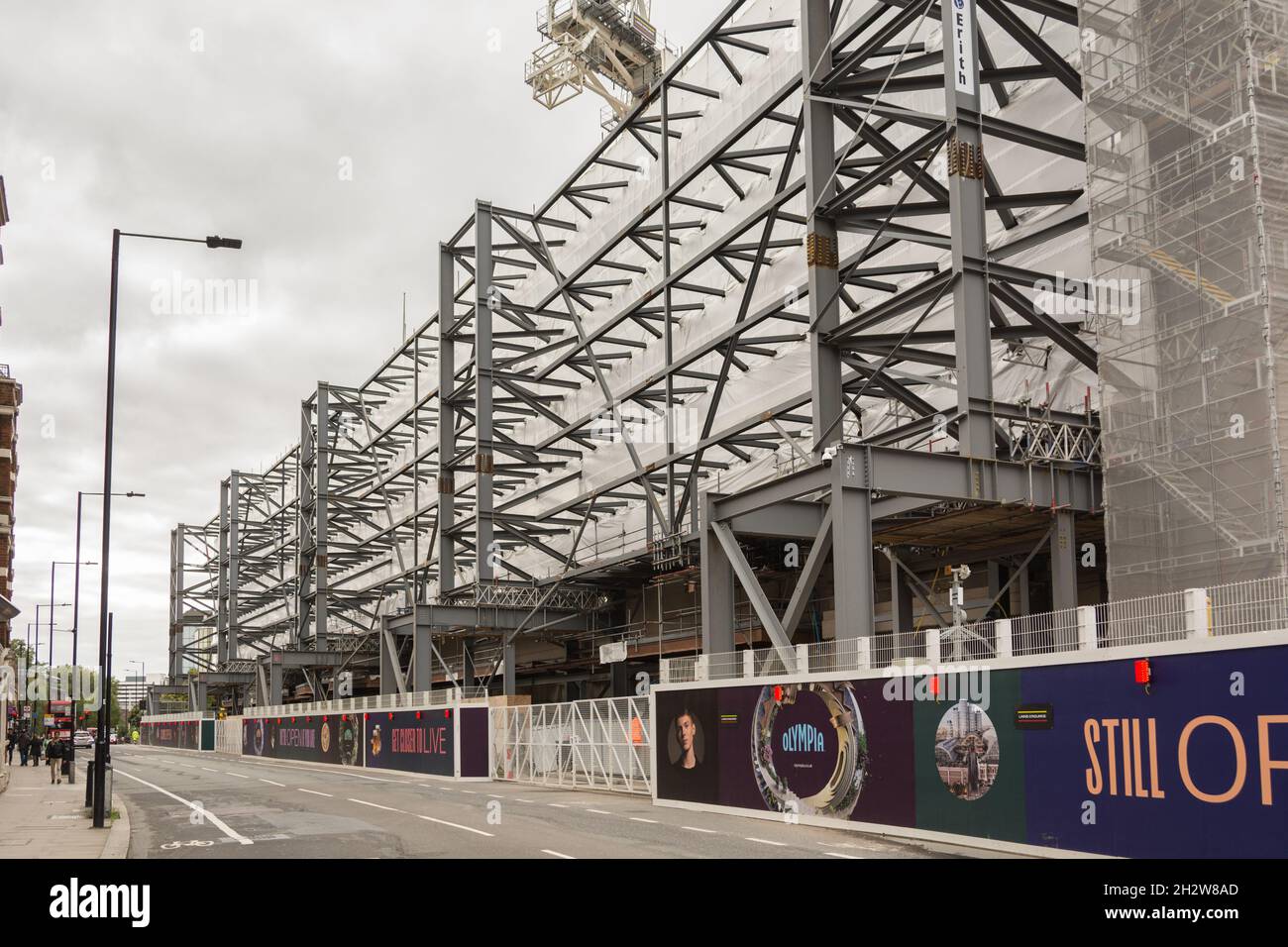 Ponteggi che circondano la riqualificazione del London Olympia Exhibition Centre a West Kensington, Londra, Inghilterra, Regno Unito Foto Stock