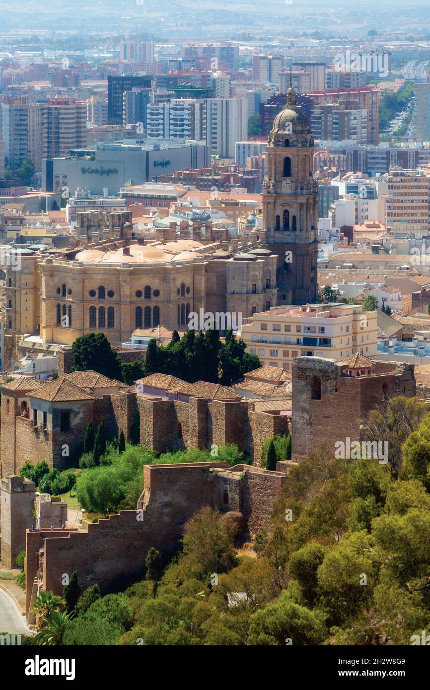 Cattedrale e le mura dell'Alcazaba viste dal National Parador Hotel, Malaga, Costa del Sol, Provincia di Malaga, Andalusia, Spagna meridionale. Foto Stock