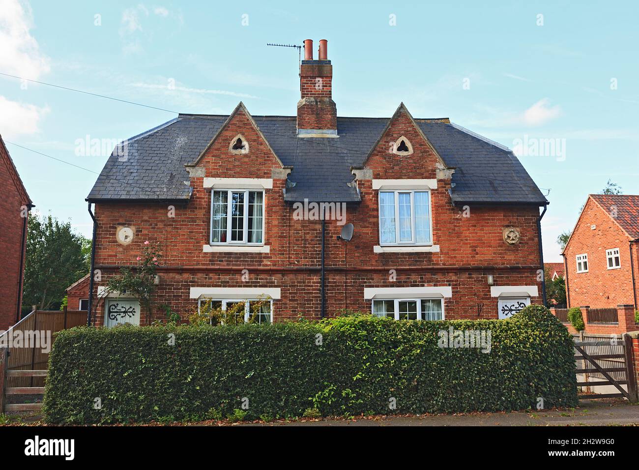 Coppia di case semi-distaccate d'epoca in Cromwell, Nottinghamshire, Inghilterra, Regno Unito Foto Stock