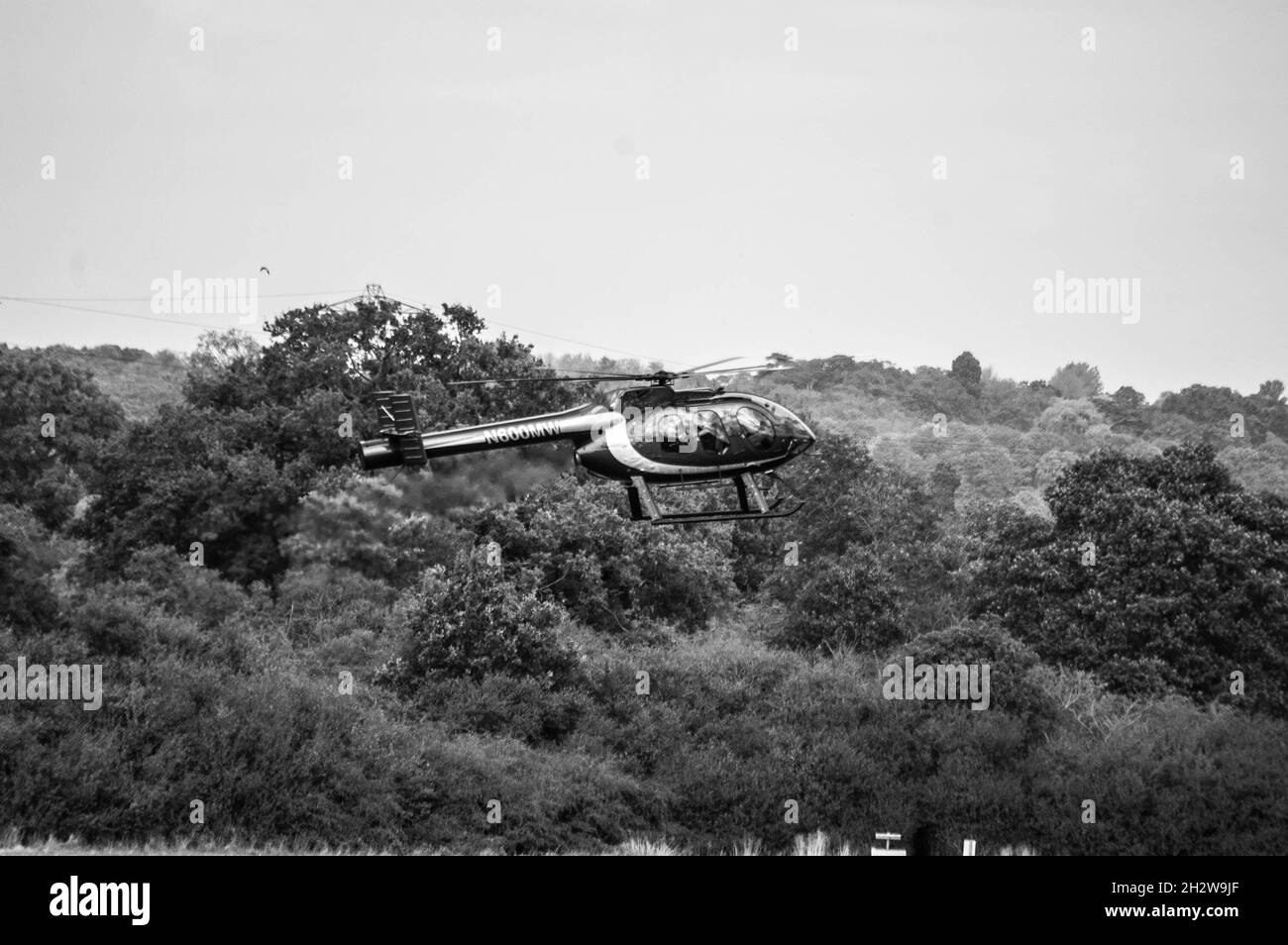 ELSTREE, LONDRA, INGHILTERRA- 17 Ottobre 2021: McDonnell Douglas 600N turbine Helicopter decollo da London Elstree Aerodromo in Inghilterra Foto Stock