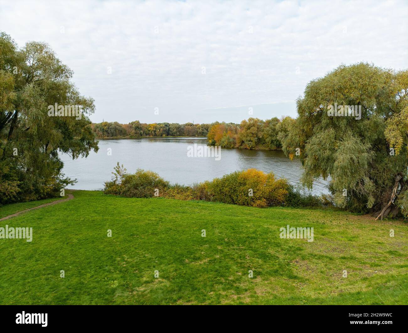 Colori autunnali lungo le rive del fiume Mosca nella città di Kolomna Foto Stock