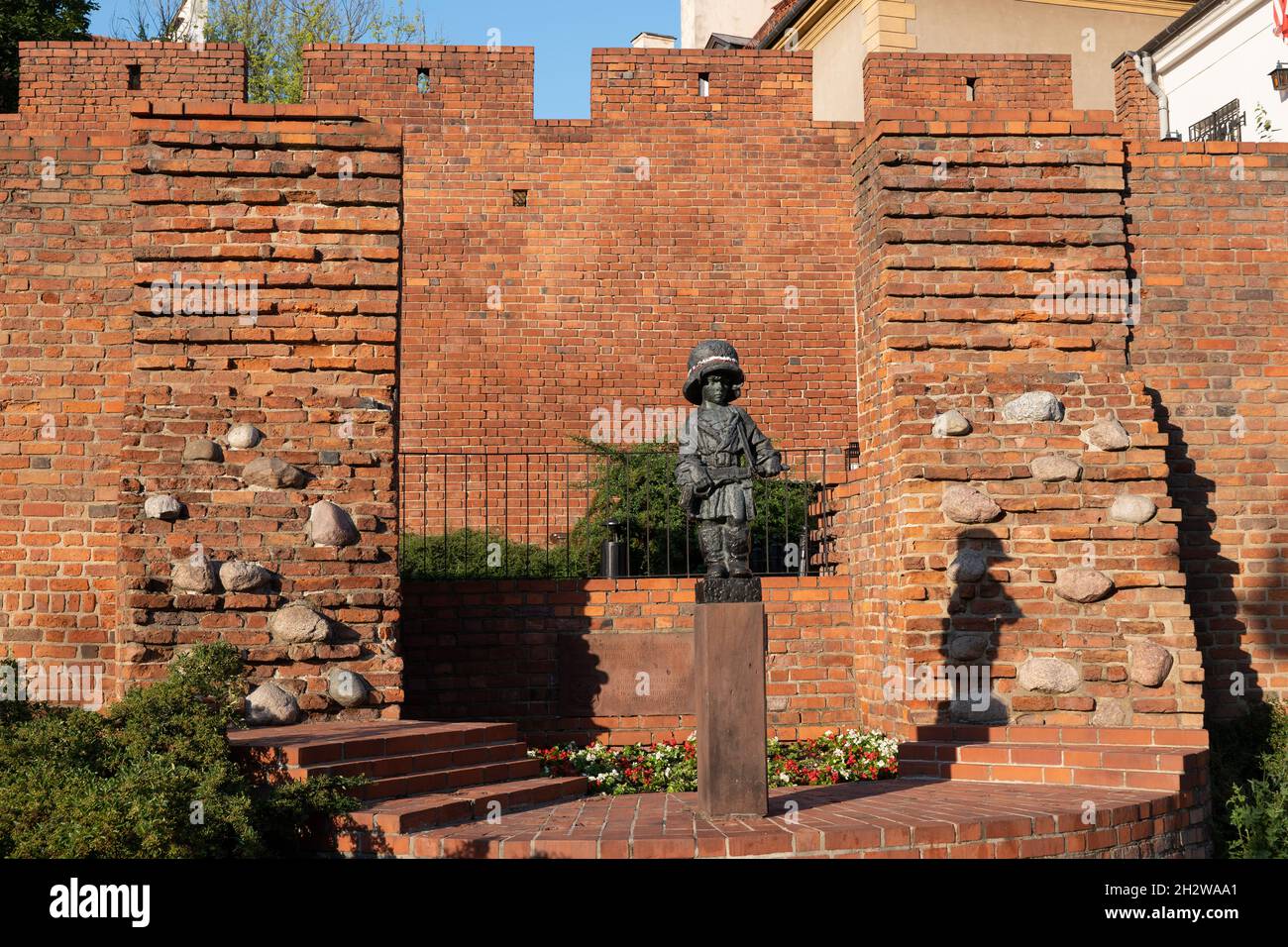 Piccolo monumento Insurgent a Varsavia, Polonia, progettato nel 1946 da Jerzy Jarnuszkiewicz, statua per commemorare i bambini soldato che hanno combattuto e sono morti durante Foto Stock