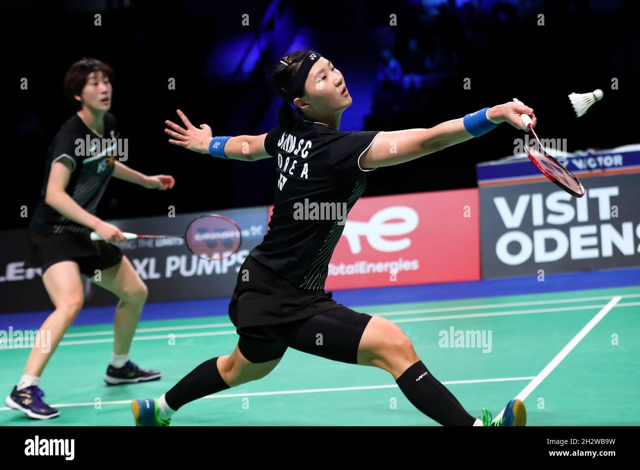 Odense, Danimarca. 24 ottobre 2021. Lee SO-hee/Shin Seung-chan (R) della Corea del Sud competono durante la doppia finale femminile tra Lee SO-hee/Shin Seung-chan della Corea del Sud e Huang Dongping/Zheng Yu della Cina al Victor Denmark Open 2021 di Odense, Danimarca, 24 ottobre 2021. Credit: Zhang Cheng/Xinhua/Alamy Live News Foto Stock