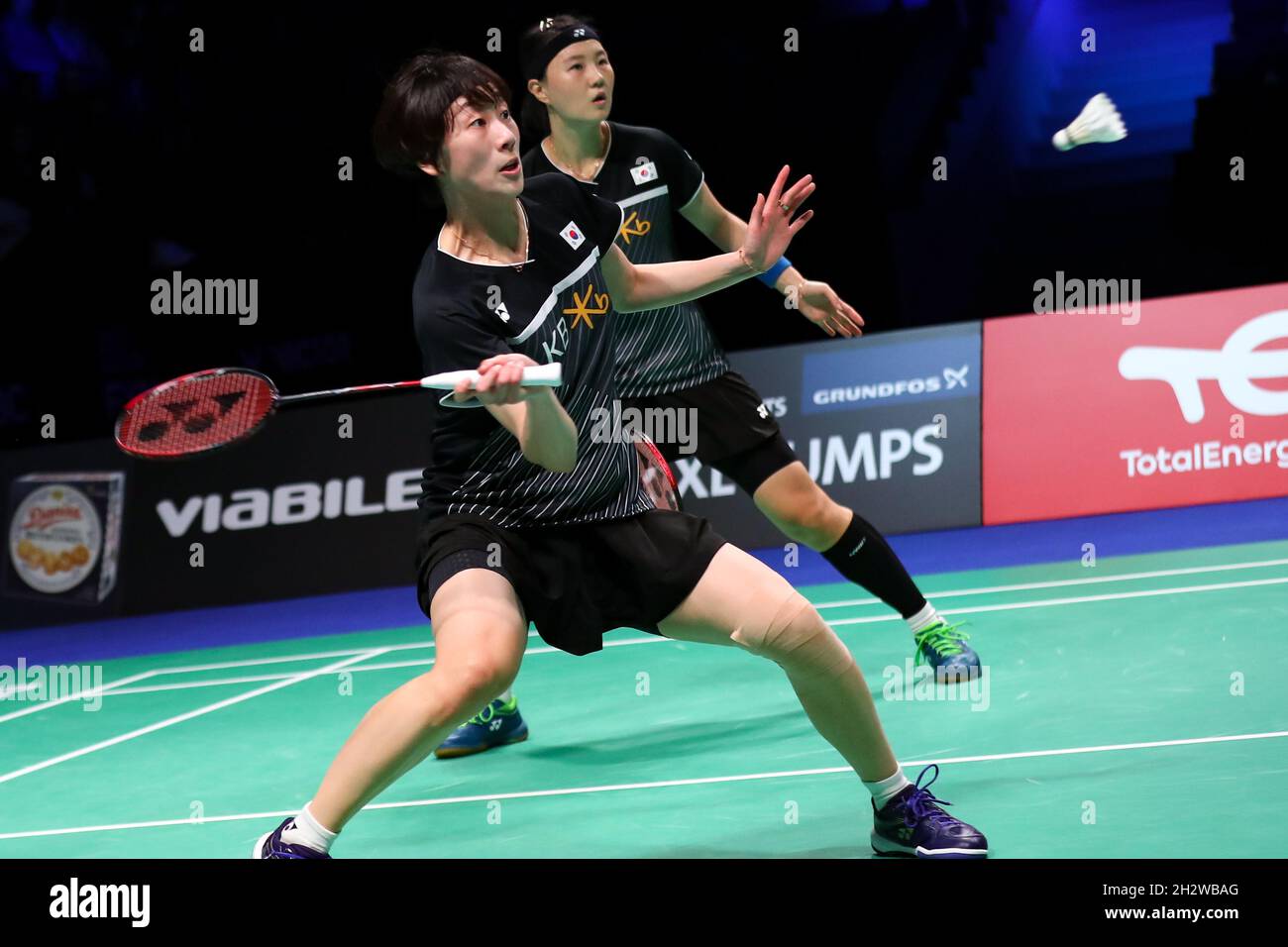 Odense, Danimarca. 24 ottobre 2021. Lee SO-hee (L)/Shin Seung-chan della Corea del Sud competono durante la doppia finale femminile tra Lee SO-hee/Shin Seung-chan della Corea del Sud e Huang Dongping/Zheng Yu della Cina al Victor Denmark Open 2021 a Odense, Danimarca, 24 ottobre 2021. Credit: Zhang Cheng/Xinhua/Alamy Live News Foto Stock
