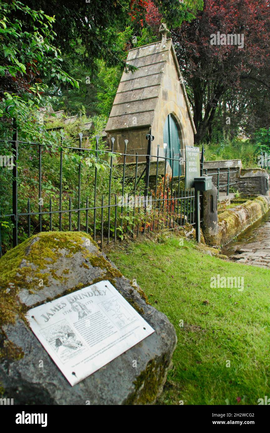 La fontana e le canne d'acqua di Brindley Memorial a Wormhill, Peak District in memoria dell'ingegnere civile, James Brindley che è nato nella parrocchia. REGNO UNITO Foto Stock