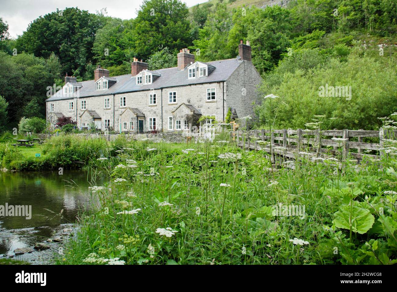 Blackwell Mill cottage sul fiume Wye, Upper Wye Valley vicino a Buxton, Peak District, Derbyshire, Inghilterra, Regno Unito. Foto Stock