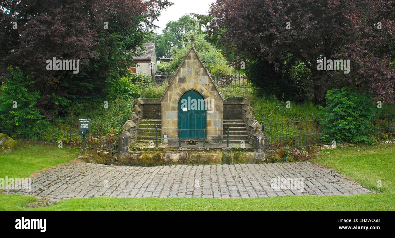 La fontana e le canne d'acqua di Brindley Memorial a Wormhill, Peak District in memoria dell'ingegnere civile, James Brindley che è nato nella parrocchia. REGNO UNITO Foto Stock