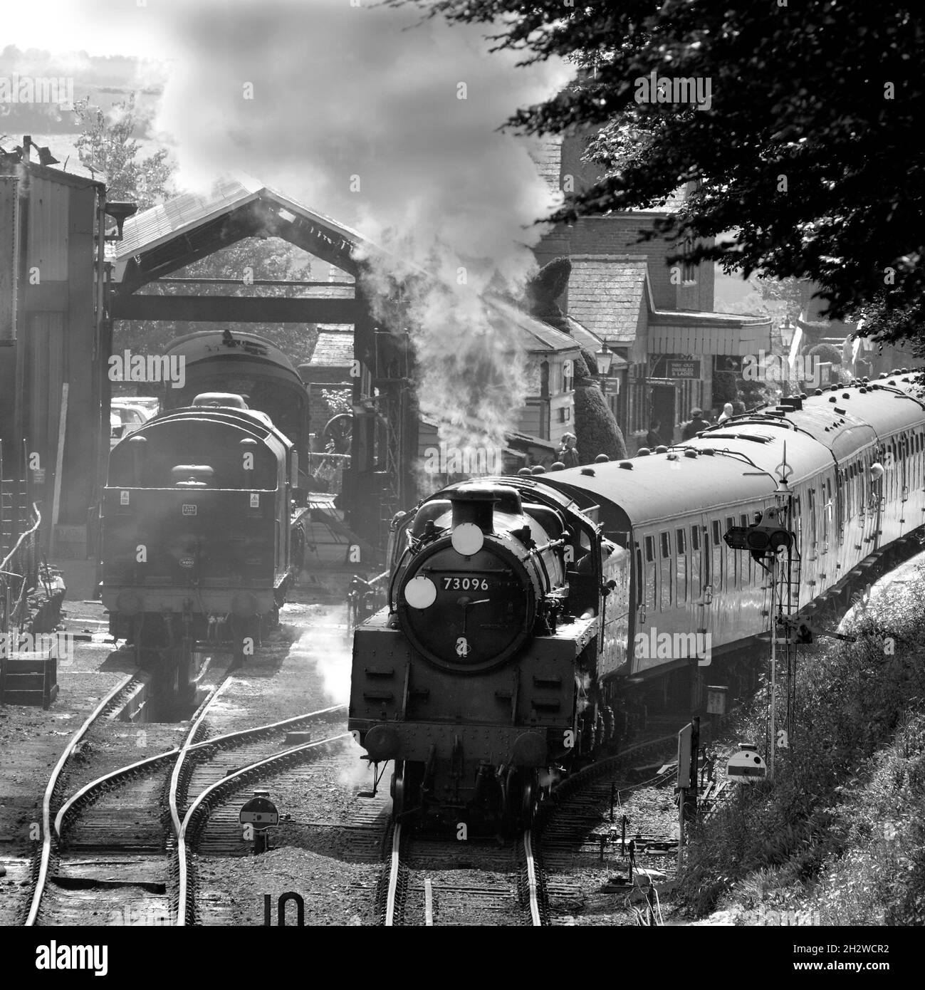 Locomotiva 73096 partenza dalla stazione di Rotley sulla Mid-Hants Railway (linea di Watercress) , Rotley, Hampshire, Inghilterra, Regno Unito Foto Stock