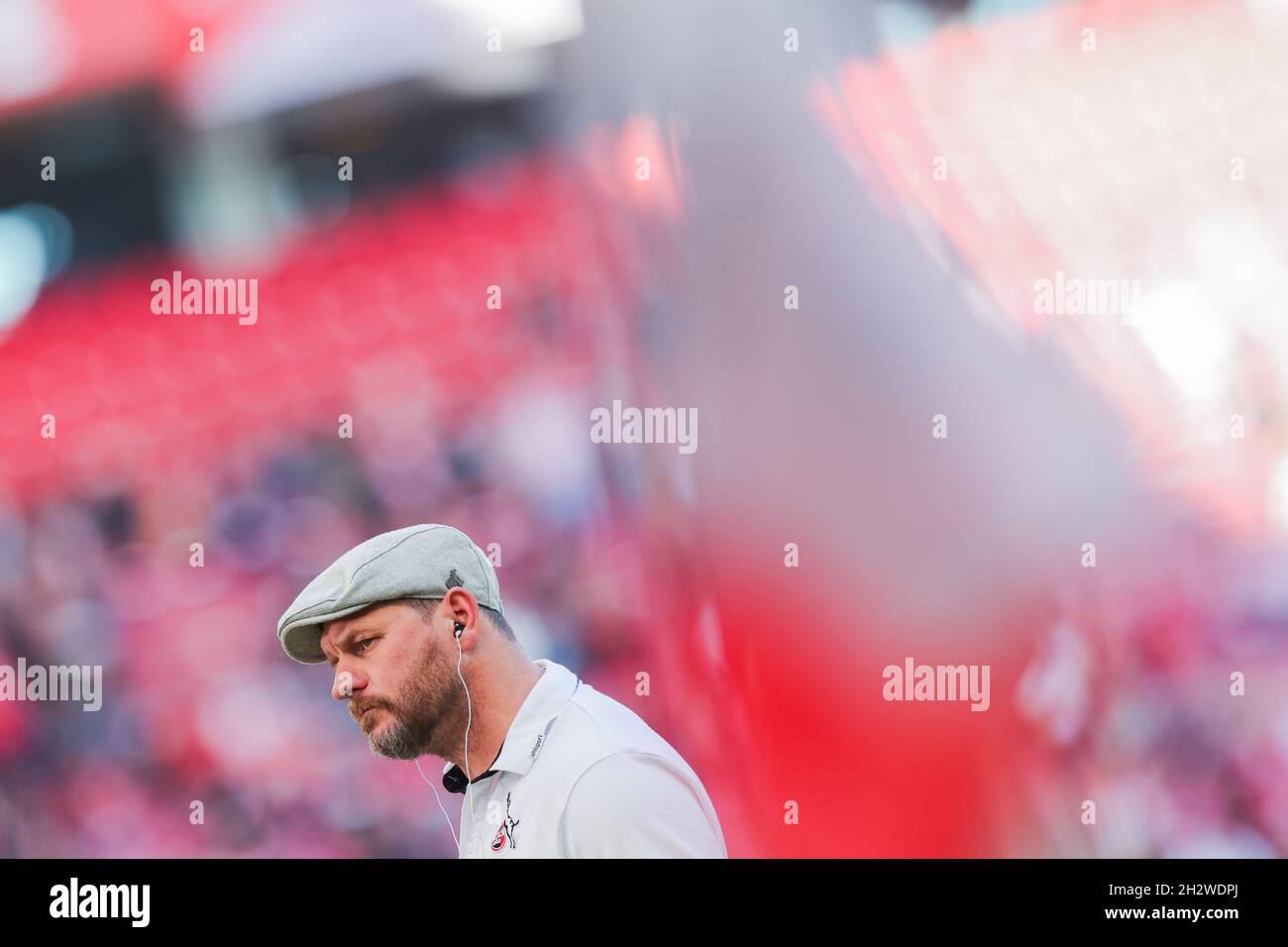 Colonia, Germania. 24 ottobre 2021. Calcio: Bundesliga, 1° FC Colonia - Bayer Leverkusen, Matchday 9, RheinEnergieStadion. Steffen Baumgart, allenatore di Colonia. Credit: Rolf Vennenbernd/dpa - NOTA IMPORTANTE: In conformità con le norme del DFL Deutsche Fußball Liga e/o del DFB Deutscher Fußball-Bund, è vietato utilizzare o utilizzare fotografie scattate nello stadio e/o del match sotto forma di immagini di sequenza e/o serie di foto video-simili./dpa/Alamy Live News Foto Stock