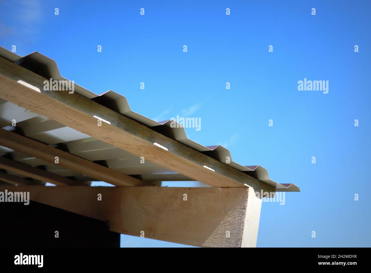 Frammento del nuovo tetto della casa di profilo metallico Foto Stock