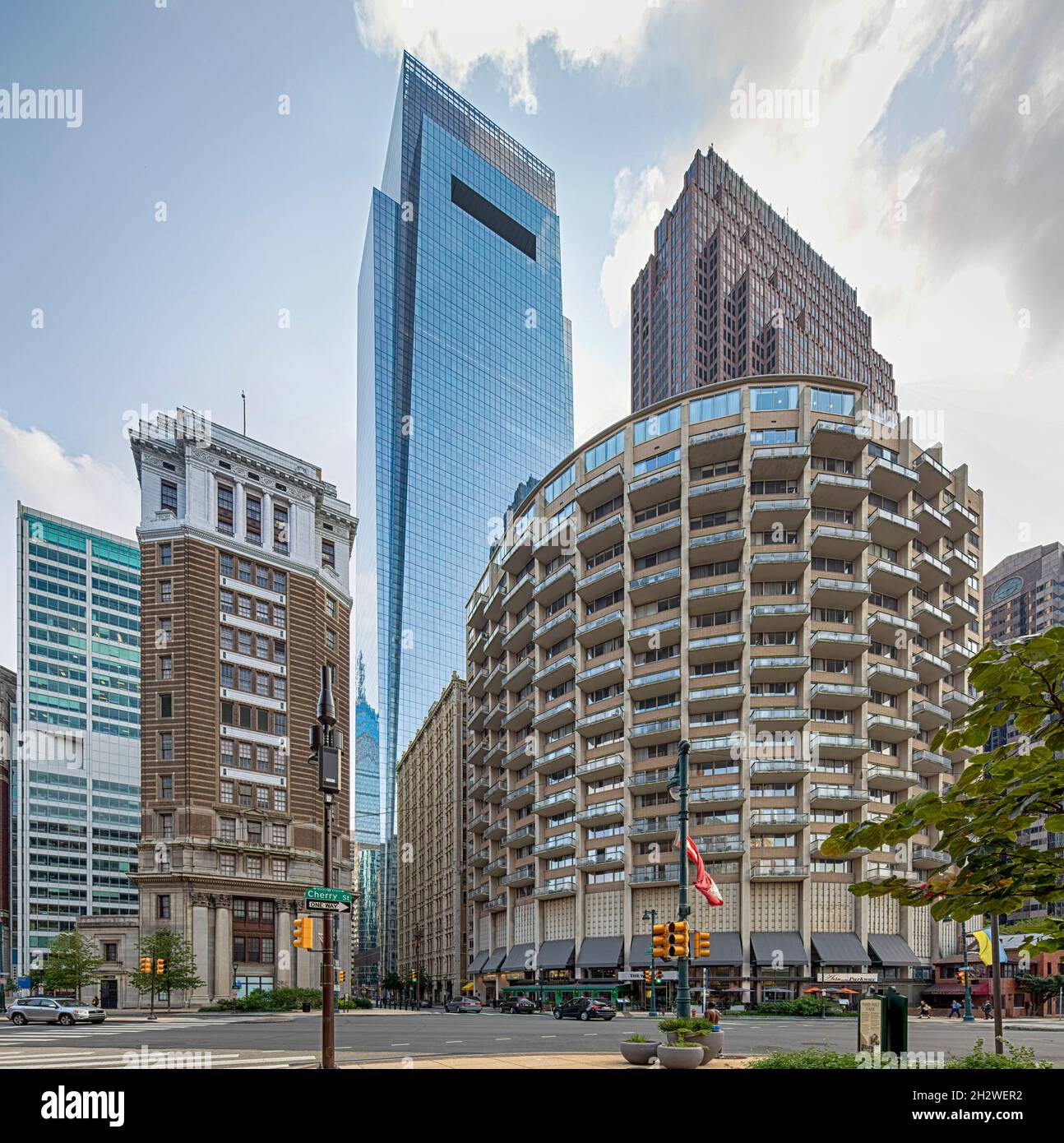 Il 1700 Benjamin Franklin Parkway, The Windsor, è un edificio ad uso misto (hotel, appartamenti) nel quartiere Logan Square di Philadelphia. Foto Stock