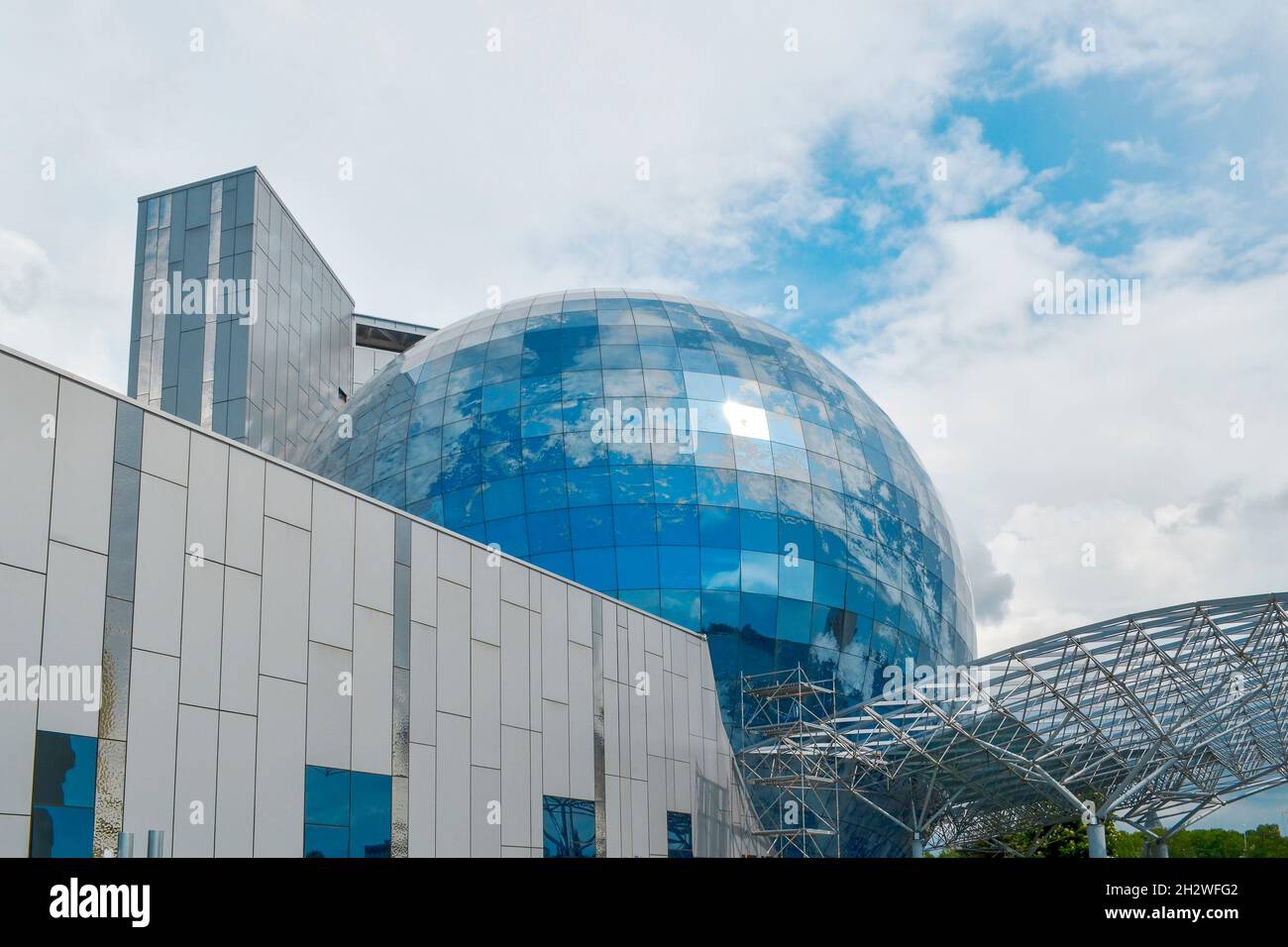 Kaliningrad, Russia. 1 giugno - 2021. Edificio moderno del Museo dell'Oceano Mondiale in forma di globo Foto Stock