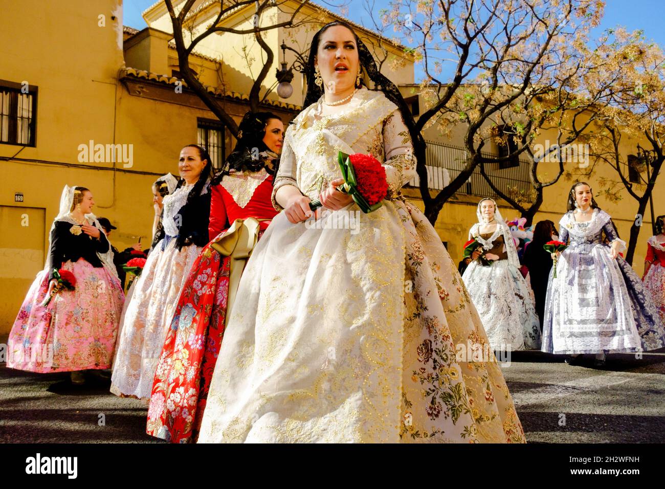 Valencia Fallas Spagna festival Donne falleras in abito tradizionale sfilata marzo Foto Stock