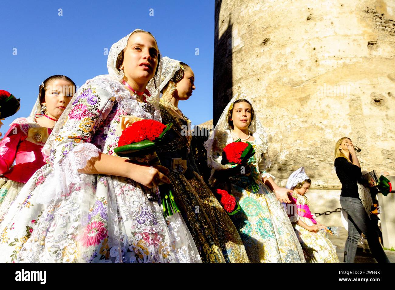 Valencia Fallas festival donne, falleras in abito tradizionale, Las Fallas Valencia Spagna Foto Stock