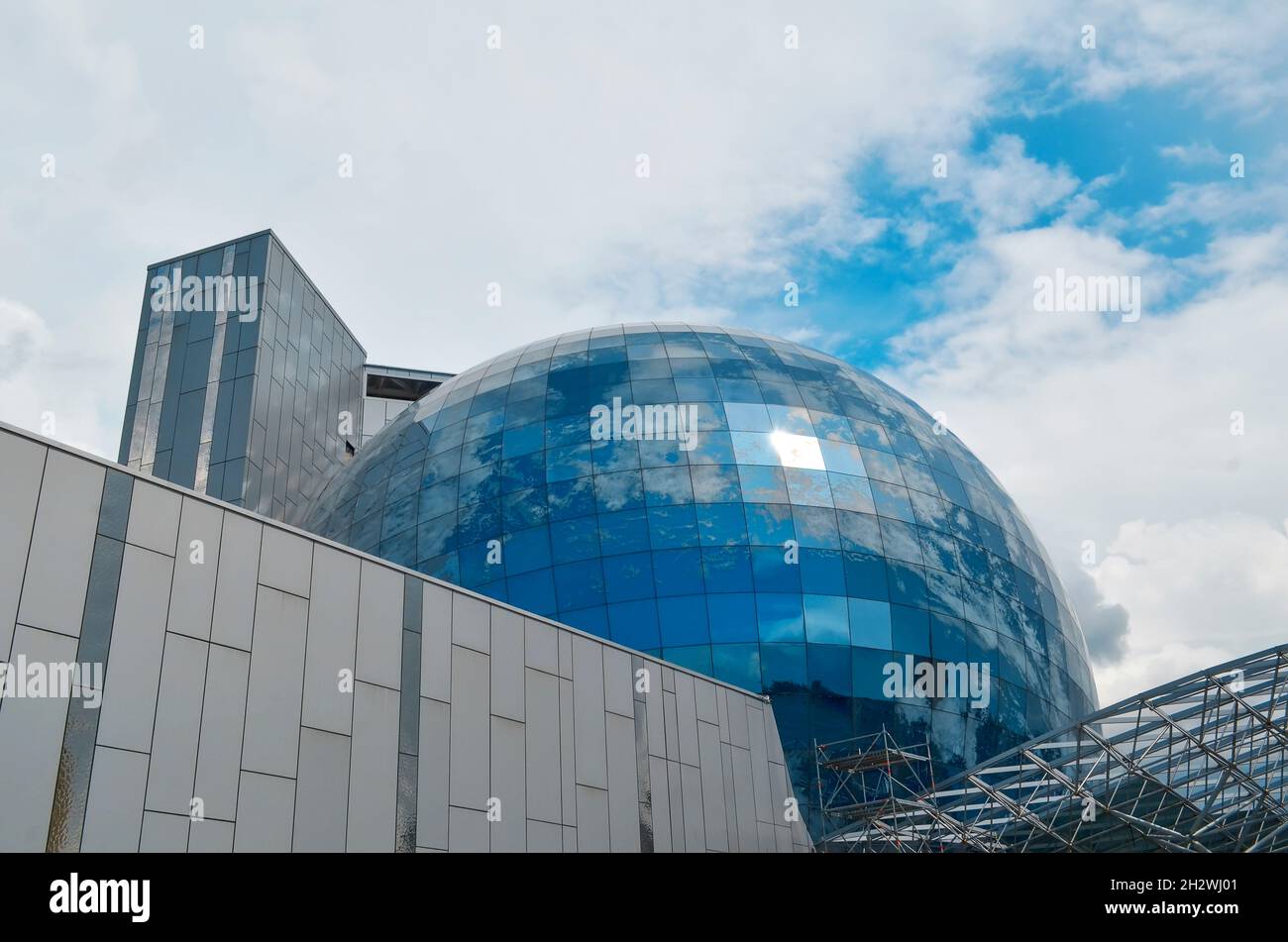 Kaliningrad, Russia. 1 giugno - 2021. Edificio moderno del Museo dell'Oceano Mondiale in forma di globo Foto Stock