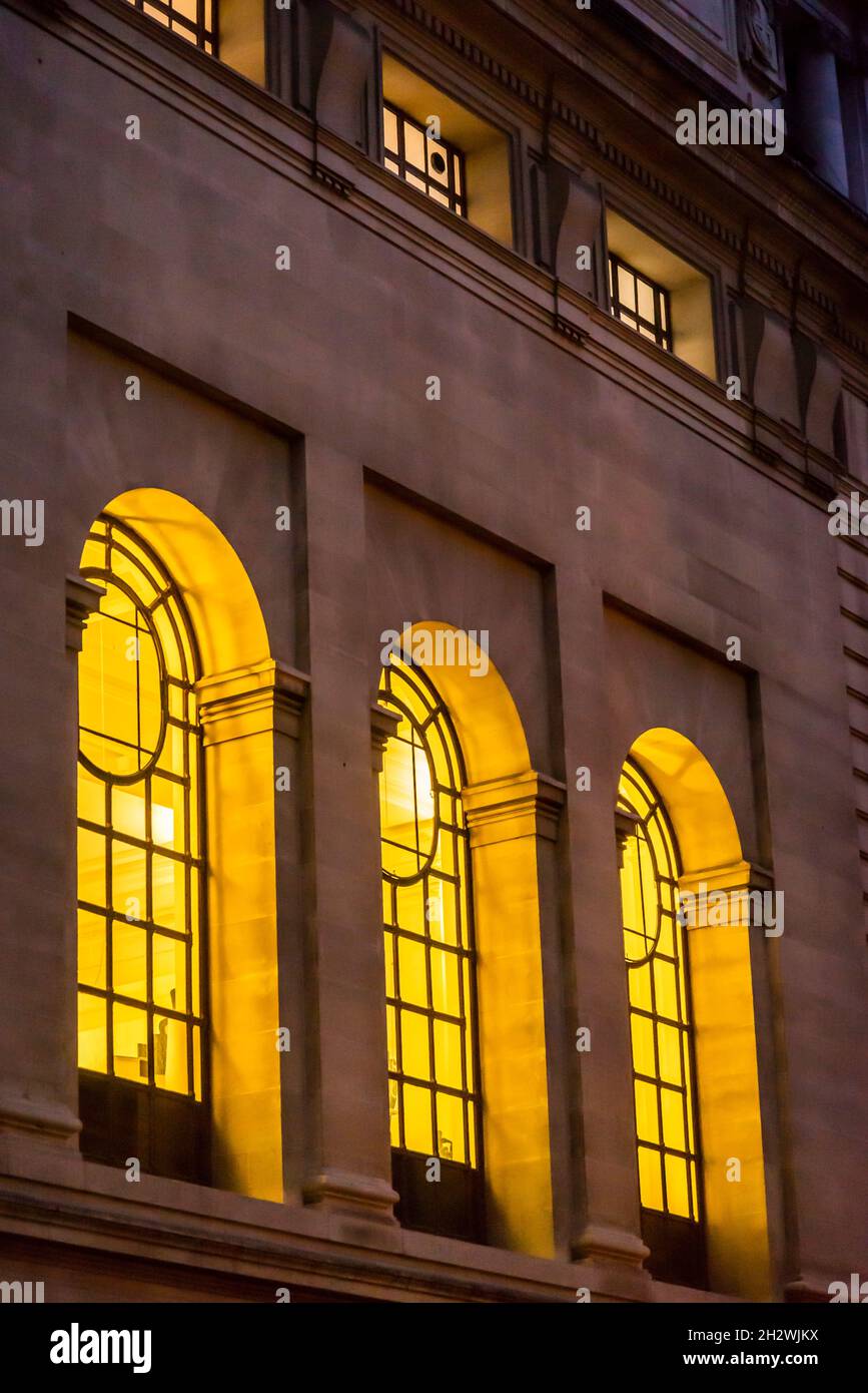 Windows del Metodista Central Hall, City of Westminster, Londra, Inghilterra, Regno Unito Foto Stock