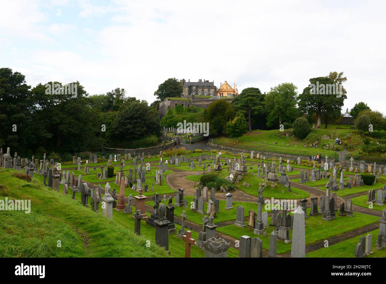 L'antico cimitero della chiesa della Santa Rude a Stirling, Scozia, con il castello di Stirling sulla collina alle spalle. Foto Stock