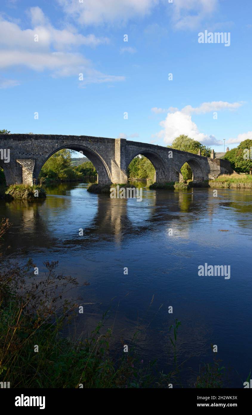 Il Ponte Vecchio Stirling di epoca medievale, che attraversa il fiume Forth, fu costruito nel 1400 o nel 1500. Stirling, Scozia. Foto Stock