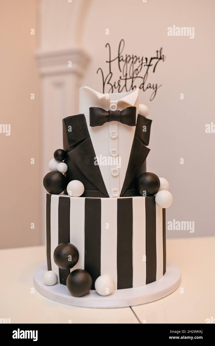 Torta bianca e nera sul tavolo con l'iscrizione buon quarantasettesimo  compleanno Foto stock - Alamy