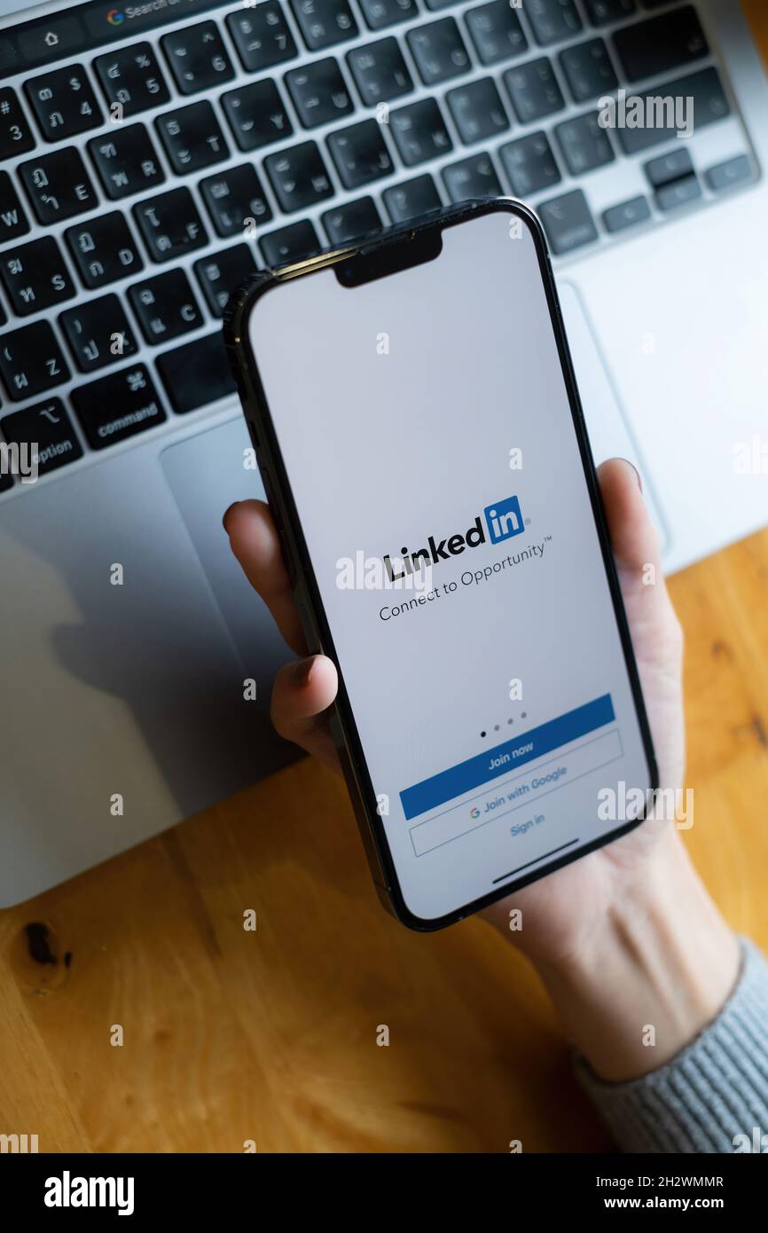 CHIANG mai, THAILANDIA: 18 OTTOBRE 2021: Logo LinkedIn sullo schermo del telefono. LinkedIn è un social network per la ricerca e la creazione di contatti aziendali. IT Foto Stock