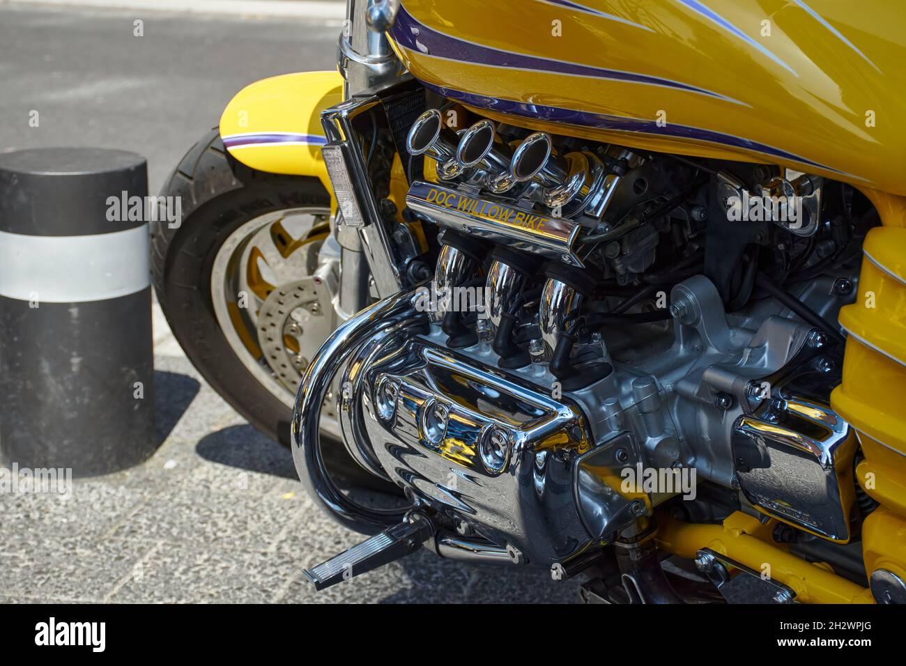 Dettaglio di una moto, una Honda Valkyrie ricostruita (Doc Willow Bike) in giallo brillante e molte parti cromate. Foto Stock