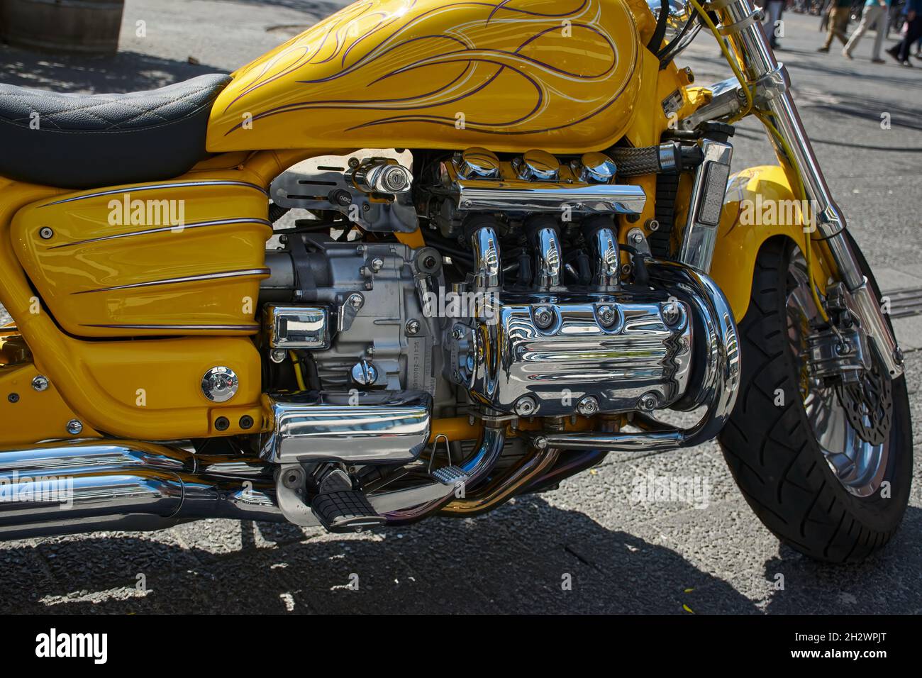 Dettaglio di una moto, una Honda Valkyrie ricostruita (Doc Willow Bike) in  giallo brillante e molte parti cromate Foto stock - Alamy