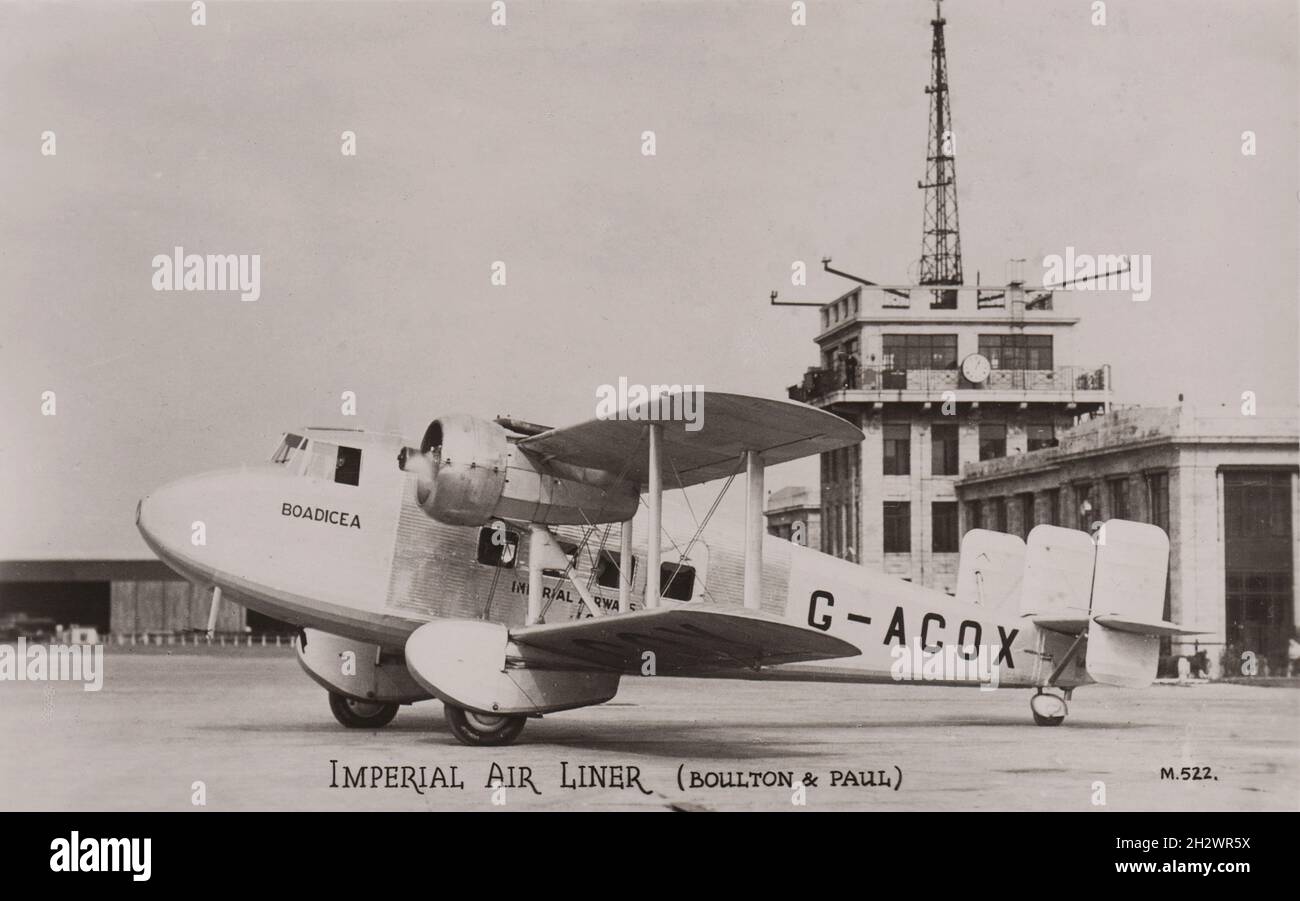 Cartolina fotografica d'epoca intitolata "Imperial Air Liner (Bouton & Paul)" che raffigura il velivolo Imperial Airways Boulton Paul P.71A denominato "Boadea" all'aeroporto di Croydon, circa. 1935. Questo velivolo è stato perso nella Manica, al largo di Dungeness, Kent, il 25 settembre 1936, mentre su un volo aereo-mail da Croydon a le Bourget, Parigi. Entrambi i membri del suo equipaggio sono morti. Foto Stock