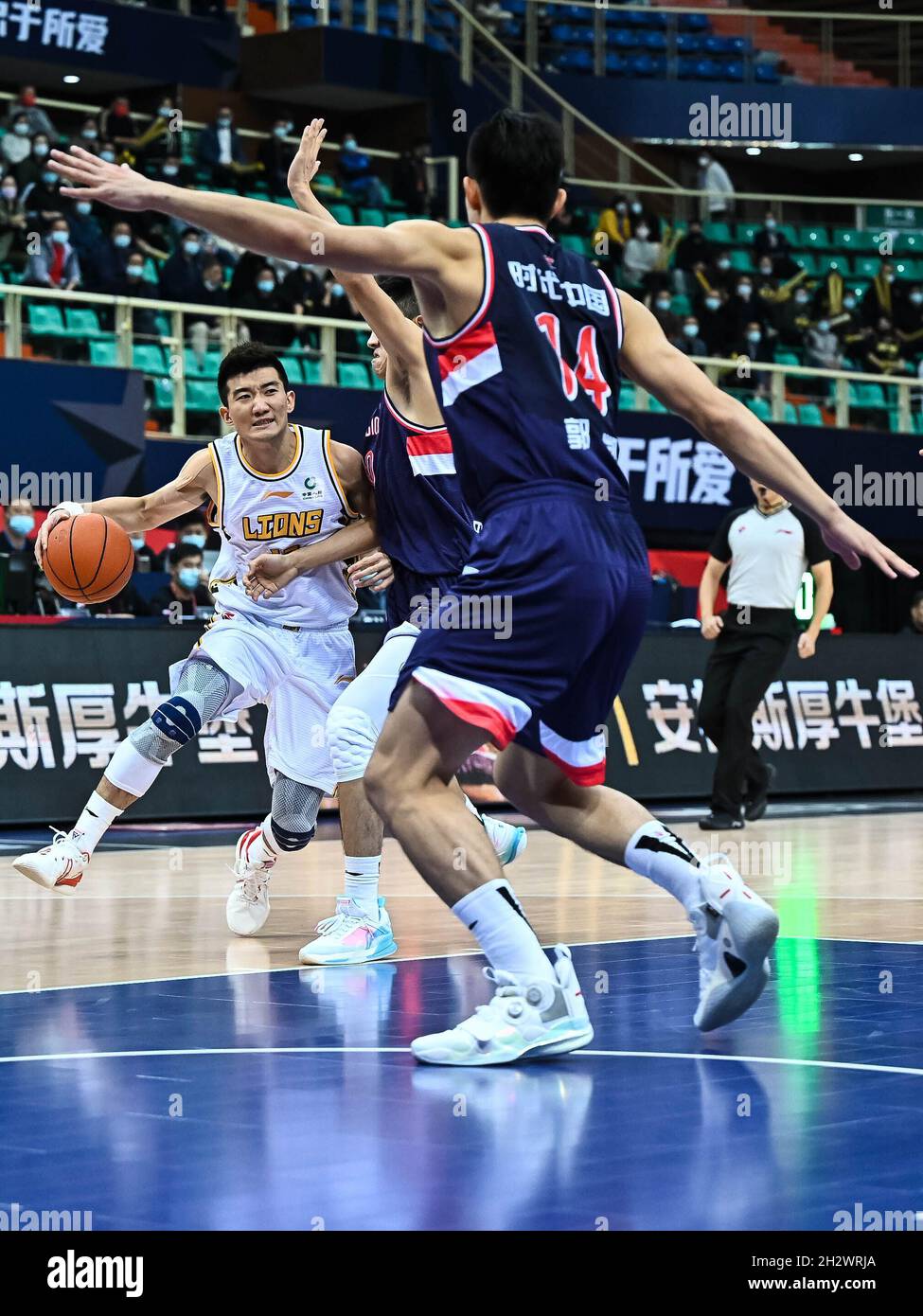 (211024) -- ZHUJI, 24 ottobre 2021 (Xinhua) -- Sun Minghui (L) dei Lions di Zhejiang compete durante il quarto round tra i Lions di Zhejiang e i leoni di Guangzhou Loong alla stagione 2021-2022 del campionato dell'Associazione Cinese di Basket (CBA) a Zhuji, provincia di Zhejiang della Cina orientale, 24 ottobre 2021. (Xinhua/Wang Guansen) Foto Stock